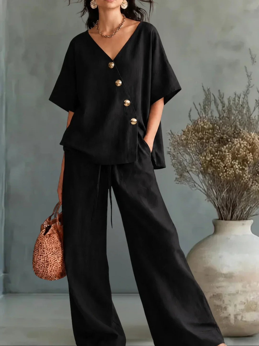 Greta | V-Cut Set with Buttons
